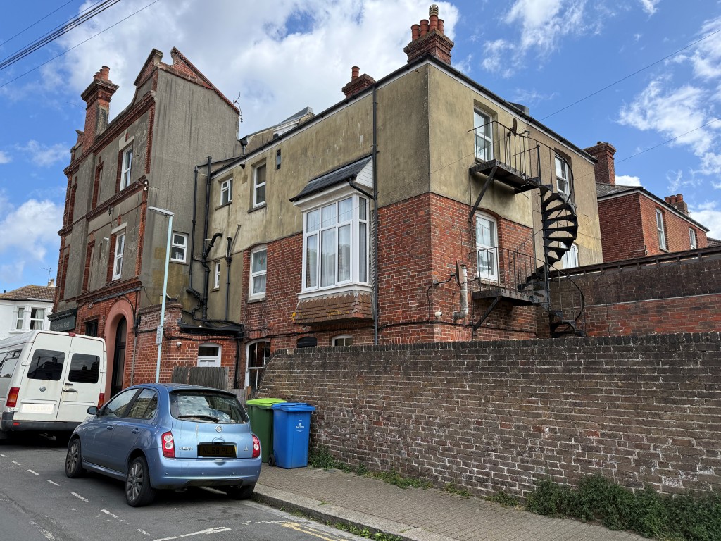 Lot: 37 - TWO-BEDROOM SPLIT-LEVEL FLAT FOR UPDATING WITH PARKING - External View of side & rear elevation of property